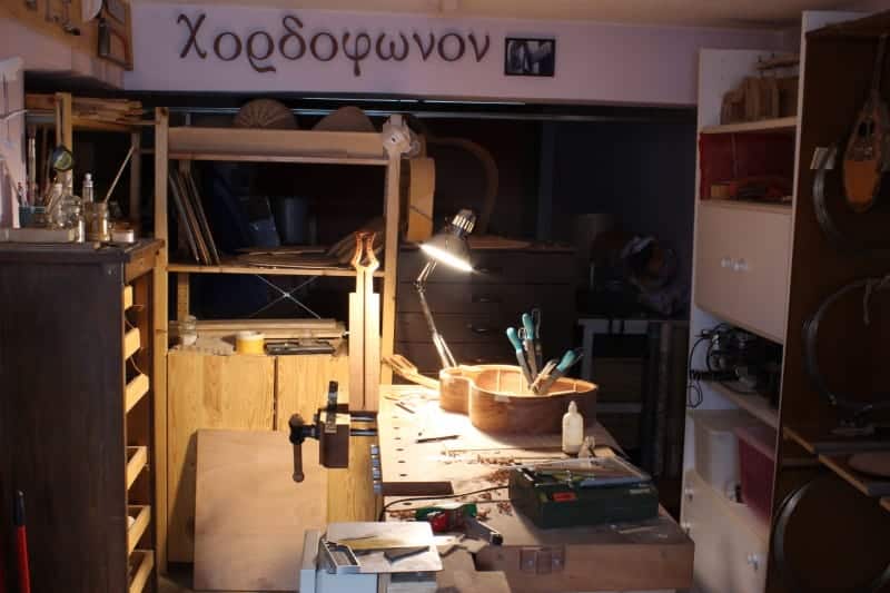 Το εργαστήριο του οργανοποιού Γιάννη Παπαδόπουλου στην Αθήνα.