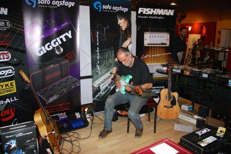 O τεχνικός μουσικών οργάνων Έκτορας Κλοτσώνης με την κιθάρα Stratocaster της Soto Onstage, με active μαγνήτες Fishman Fluence και σύστημα Fishman Powerbridge.